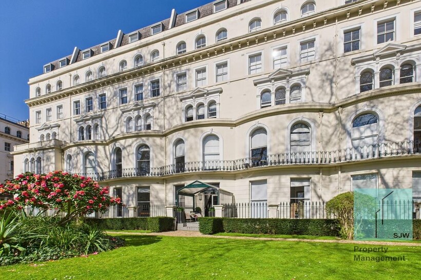 Kensington Gardens Square, London W2 1 bed flat to rent - £2,899 pcm (£669 pw)