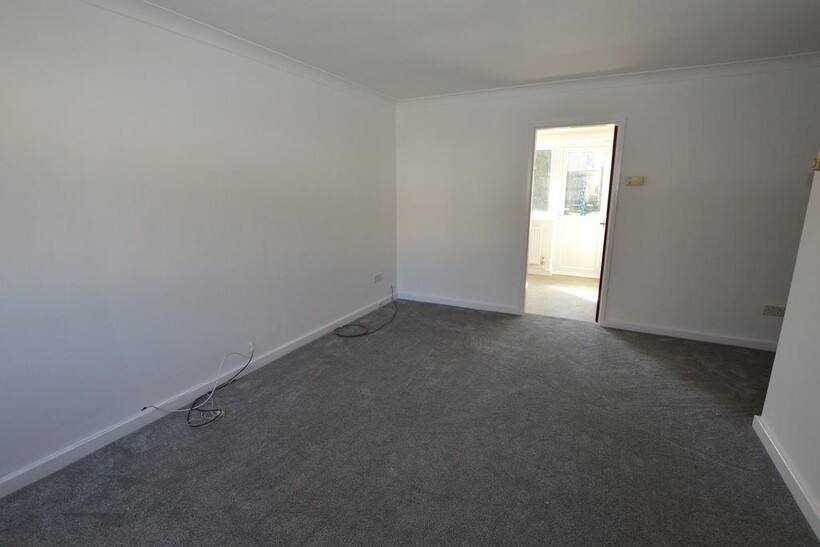 Aspen Walk, Haywards Heath RH16 2 bed end of terrace house to rent - £1,425 pcm (£329 pw)