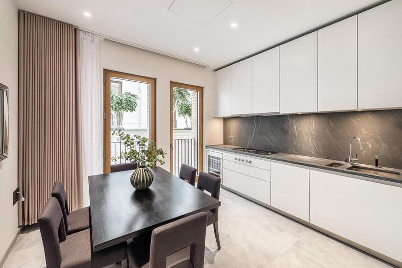 One Kensington Gardens W8 2 bed apartment to rent - £10,833 pcm (£2,500 pw)