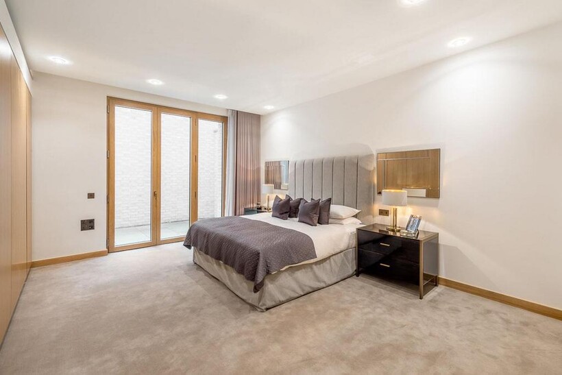 One Kensington Gardens W8 2 bed apartment to rent - £10,833 pcm (£2,500 pw)