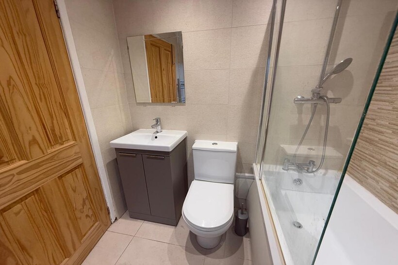 Bathroom (ground floor)