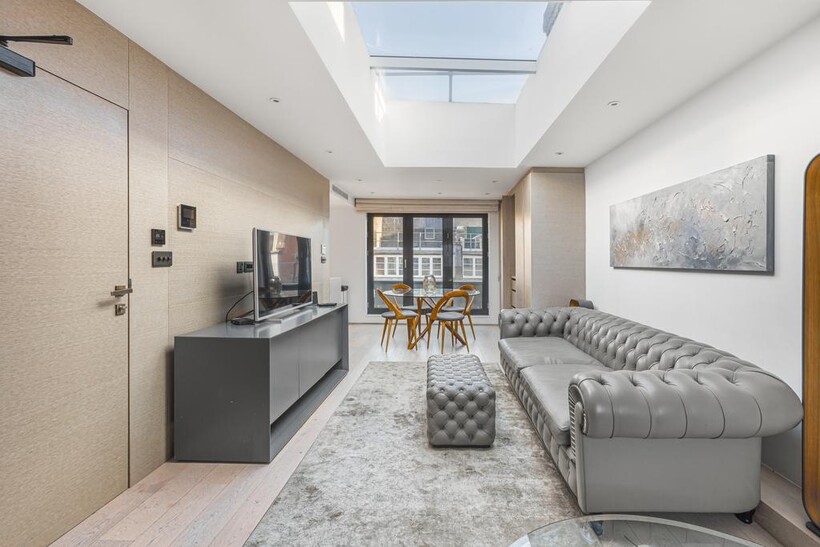 Maddox Street, London W1S 3 bed flat to rent - £11,466 pcm (£2,646 pw)