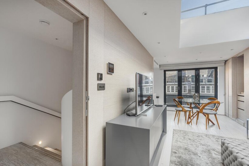 Maddox Street, London W1S 3 bed flat to rent - £11,466 pcm (£2,646 pw)