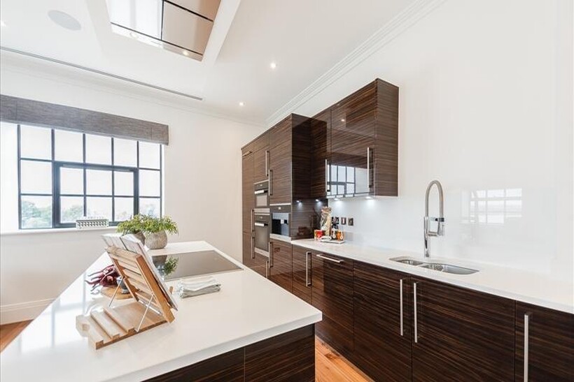 Hammersmith, London W6 3 bed apartment to rent - £8,385 pcm (£1,935 pw)