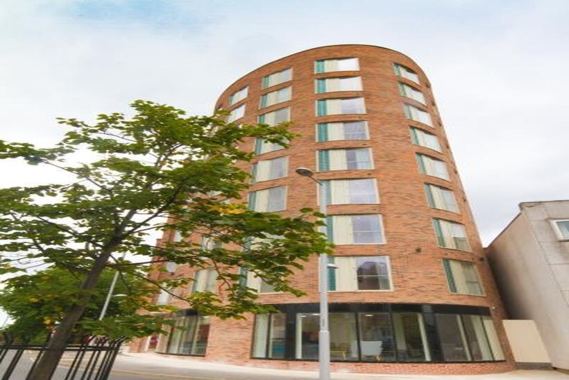 Deluxe Ensuite Orbital Building 5 bed apartment to rent - £4,030 pcm (£930 pw)