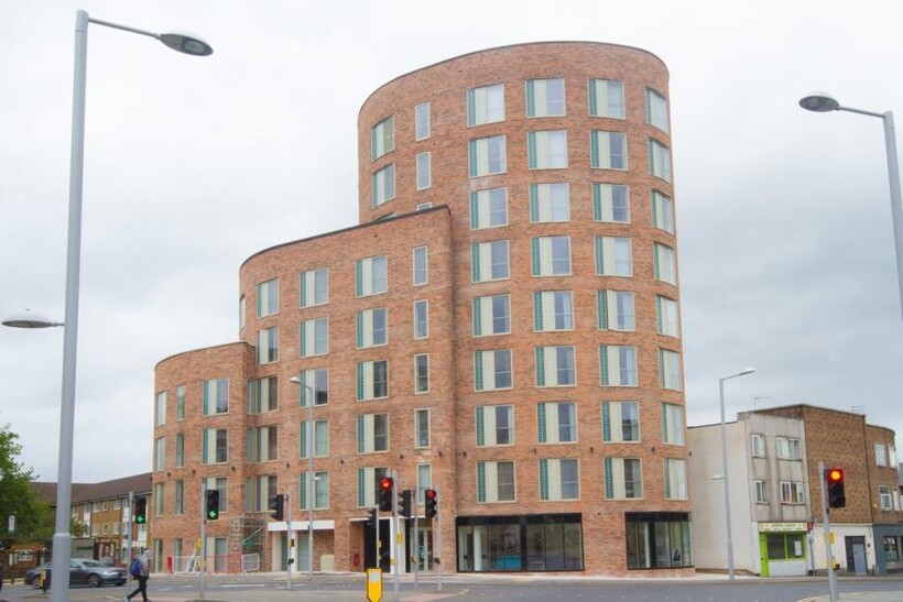 Deluxe Ensuite Orbital Building 5 bed apartment to rent - £4,030 pcm (£930 pw)