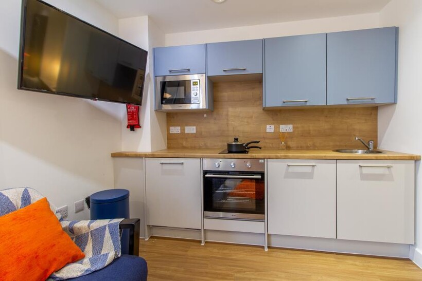 Deluxe Ensuite Orbital House 5 bed apartment to rent - £4,030 pcm (£930 pw)