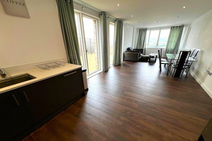 Lock Side Way, London E16 2 bed apartment to rent - £2,350 pcm (£542 pw)