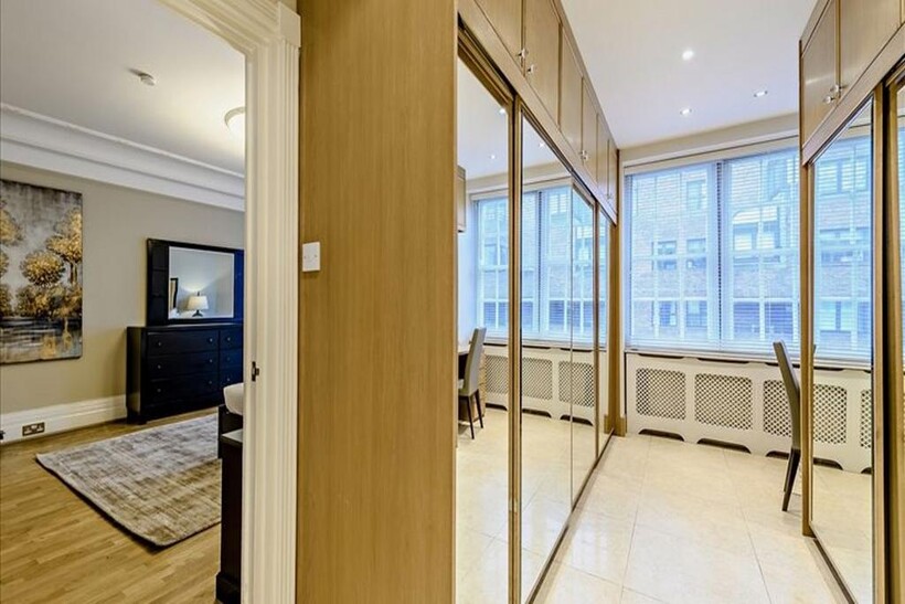 STUNNING, SPACIOUS FOUR BED FLAT IN... 4 bed flat to rent - £10,508 pcm (£2,425 pw)