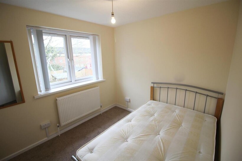 * £120pppw excl bills * Elmore Court... 2 bed terraced house to rent - £1,042 pcm (£240 pw)