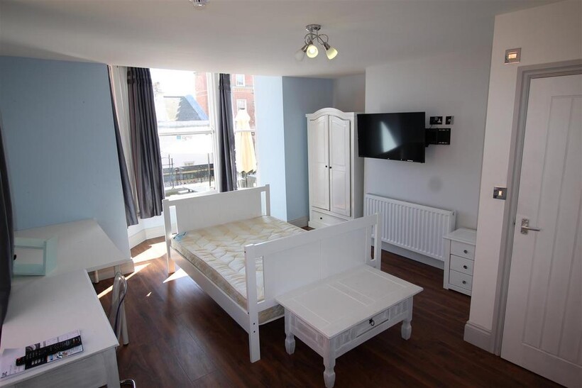*£215 per week incl bills!* 1 Bed on... 1 bed in a house share to rent - £935 pcm (£216 pw)
