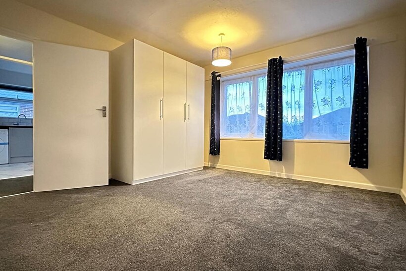 Larchwood Drive, Englefield Green TW20 5 bed end of terrace house to rent - £2,750 pcm (£635 pw)