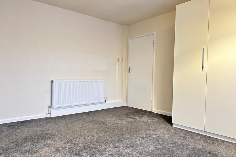 Larchwood Drive, Englefield Green TW20 5 bed end of terrace house to rent - £2,750 pcm (£635 pw)