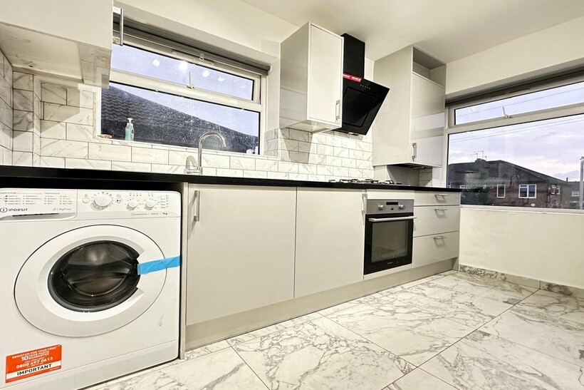 Larchwood Drive, Englefield Green TW20 5 bed end of terrace house to rent - £2,750 pcm (£635 pw)