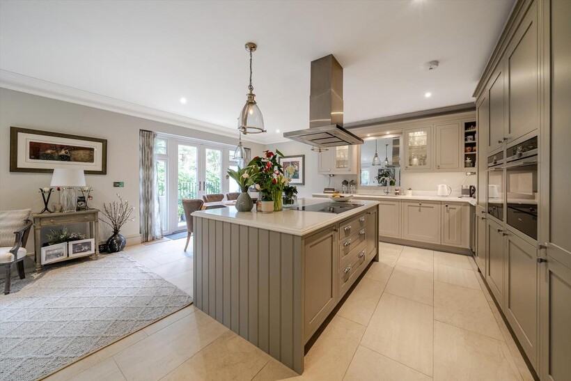 Heathfield Avenue, Sunninghill... 3 bed apartment to rent - £5,750 pcm (£1,327 pw)