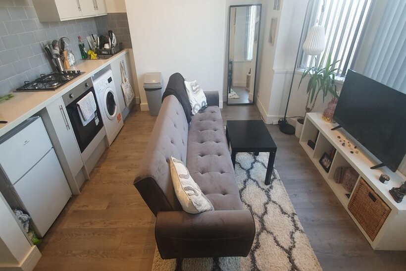 Flat 1, 212 Newport Road 1 bed flat to rent - £945 pcm (£218 pw)