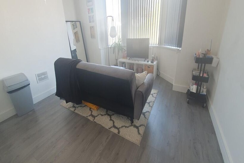 Flat 1, 212 Newport Road 1 bed flat to rent - £945 pcm (£218 pw)