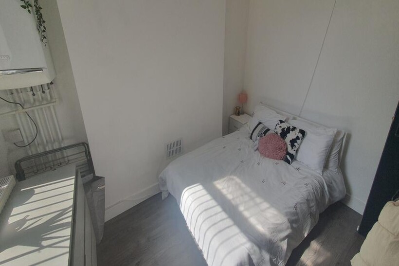 Flat 1, 212 Newport Road 1 bed flat to rent - £945 pcm (£218 pw)