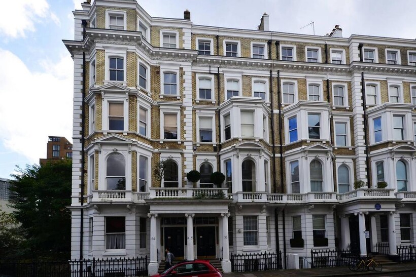 Cornwall Gardens, South Kensington... 2 bed flat to rent - £6,067 pcm (£1,400 pw)