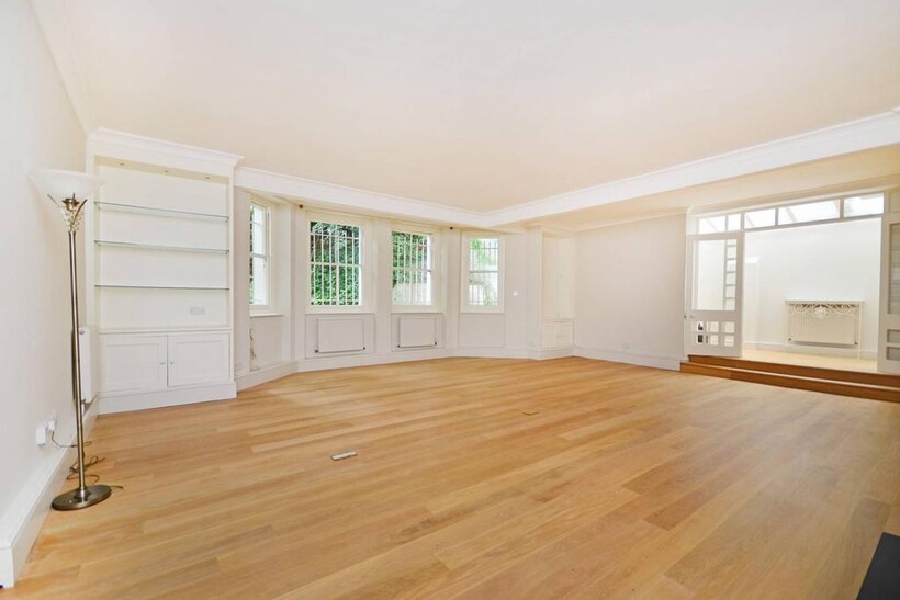 Cornwall Gardens, South Kensington... 2 bed flat to rent - £6,067 pcm (£1,400 pw)