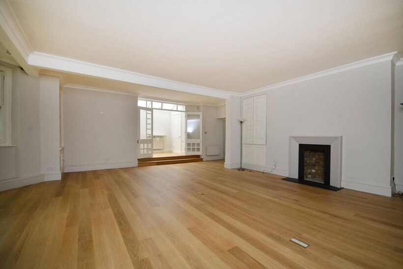 Cornwall Gardens, South Kensington... 2 bed flat to rent - £6,067 pcm (£1,400 pw)