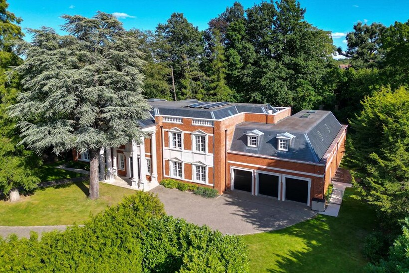 Torland Drive, Oxshott, Surrey, KT22 6 bed detached house to rent - £40,000 pcm (£9,231 pw)