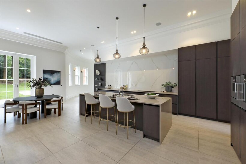 Torland Drive, Oxshott, Surrey, KT22 6 bed detached house to rent - £40,000 pcm (£9,231 pw)