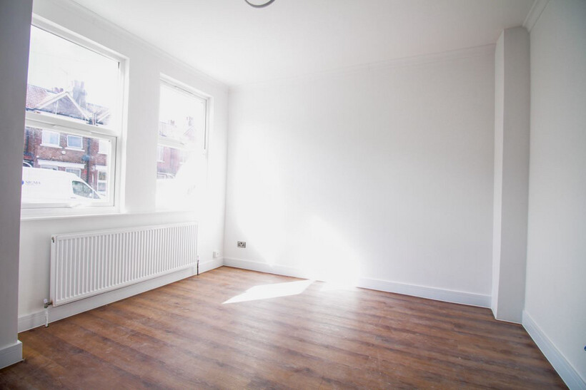 Brenthurst Road, London NW10 7 bed terraced house to rent - £6,350 pcm (£1,465 pw)