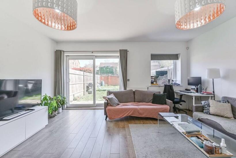 Valley Road, Streatham, London, SW16 4 bed semi-detached house to rent - £3,950 pcm (£912 pw)