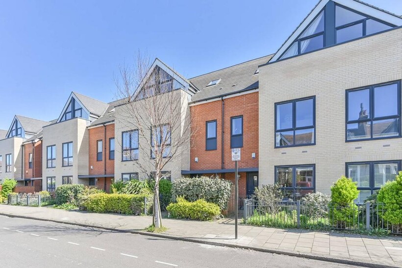 Valley Road, Streatham, London, SW16 4 bed semi-detached house to rent - £3,950 pcm (£912 pw)