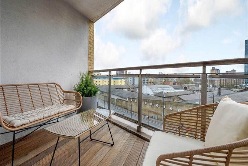 E14 8 RW - 2nd floor - 2 bedrooms - 973sq ft - 2 b