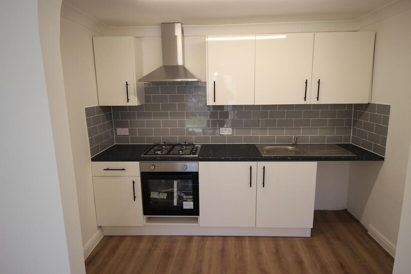 Oaks Road, Stanwell TW19 1 bed flat to rent - £1,200 pcm (£277 pw)