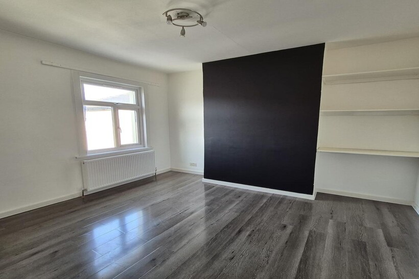 Carlyle Road, London E12 5 bed house to rent - £4,000 pcm (£923 pw)