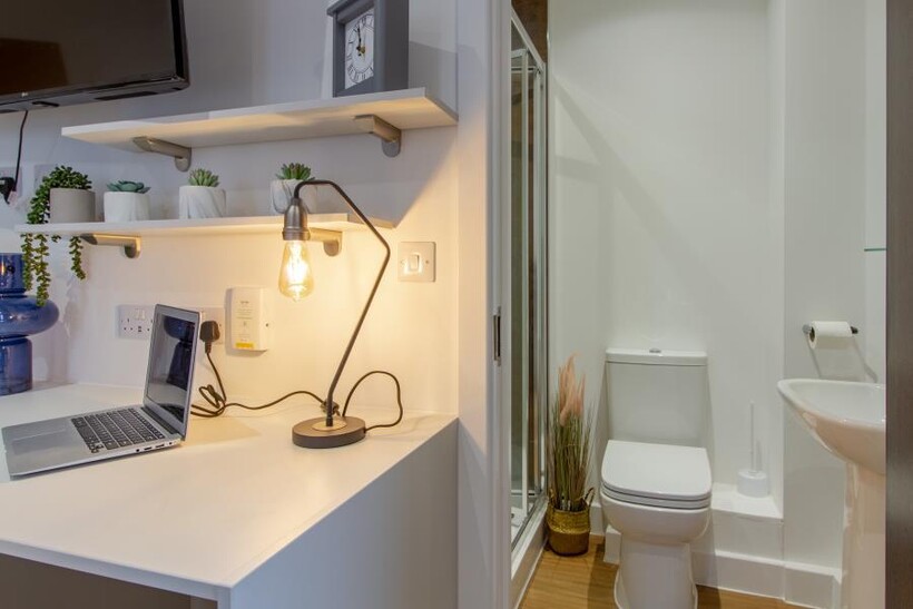 Deluxe Ensuite Orbital House 5 bed apartment to rent - £4,030 pcm (£930 pw)