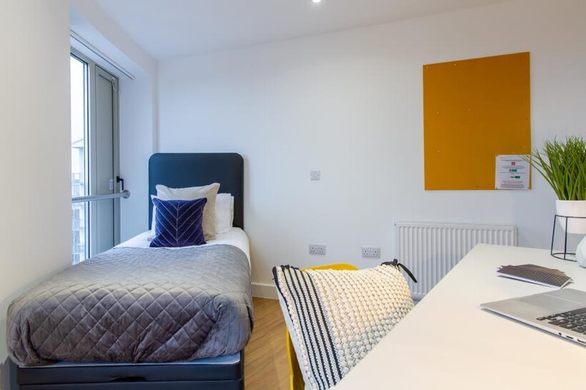 Deluxe Ensuite Orbital House 5 bed apartment to rent - £4,030 pcm (£930 pw)