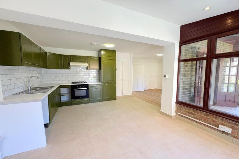 East Acton, London W12 3 bed semi-detached house to rent - £3,000 pcm (£692 pw)