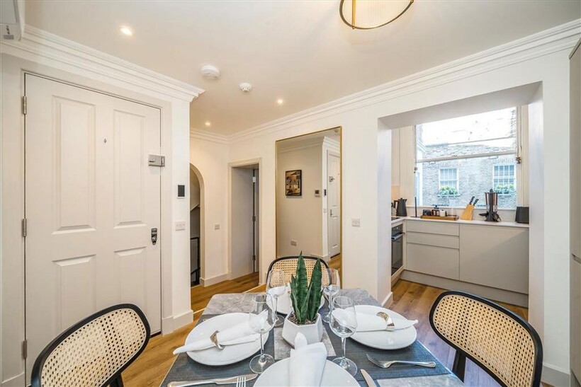 Beaufort Gardens, London SW3 2 bed flat to rent - £5,997 pcm (£1,384 pw)