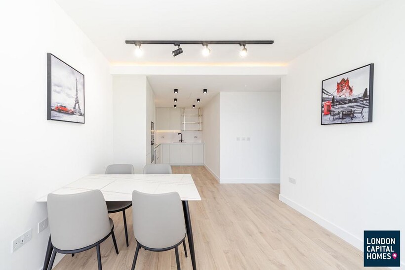 Valencia Tower, 3 Bollinder Place... 3 bed apartment to rent - £5,400 pcm (£1,246 pw)