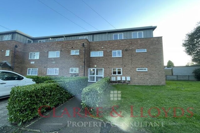 Beautiful Three bed in William Court, IG6