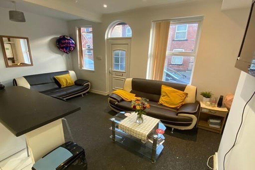 Harold Place, Leeds 2 bed house to rent - £607 pcm (£140 pw)