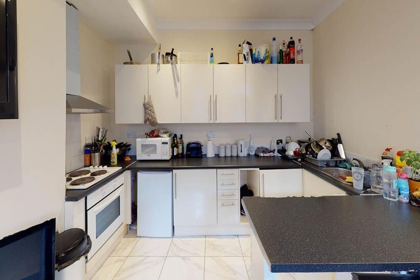 Harold Place, Leeds 2 bed house to rent - £607 pcm (£140 pw)