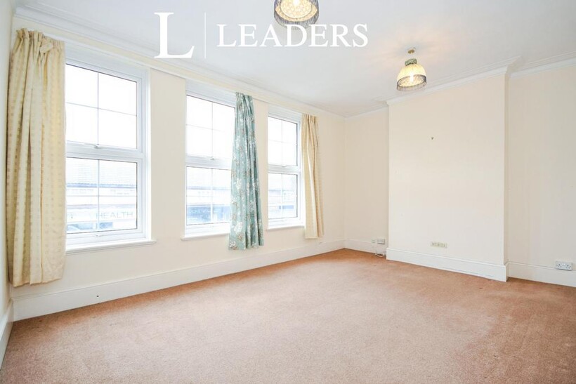 The Broadway, Thorpe Bay, Southend, SS1 2 bed flat to rent - £1,175 pcm (£271 pw)
