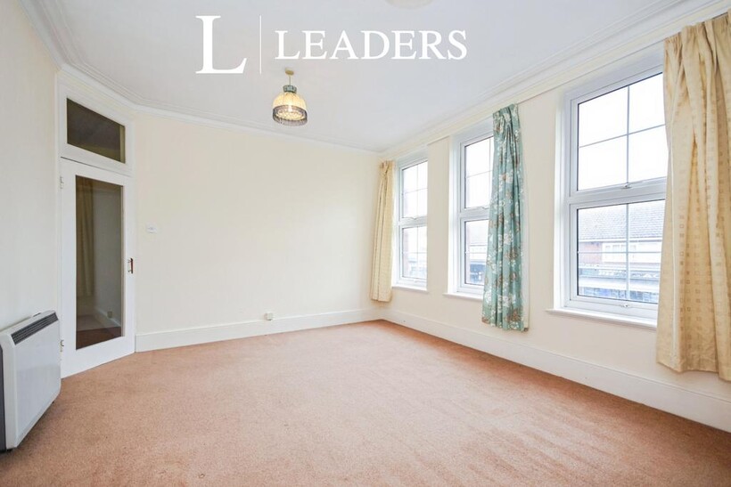 The Broadway, Thorpe Bay, Southend, SS1 2 bed flat to rent - £1,175 pcm (£271 pw)