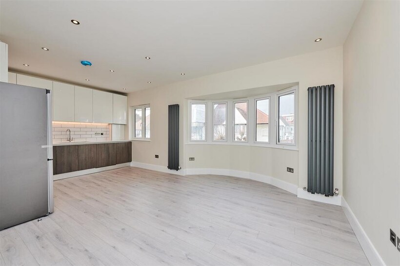CLIFTON GARDENS, TEMPLE FORTUNE, NW11 2 bed flat to rent - £2,383 pcm (£550 pw)