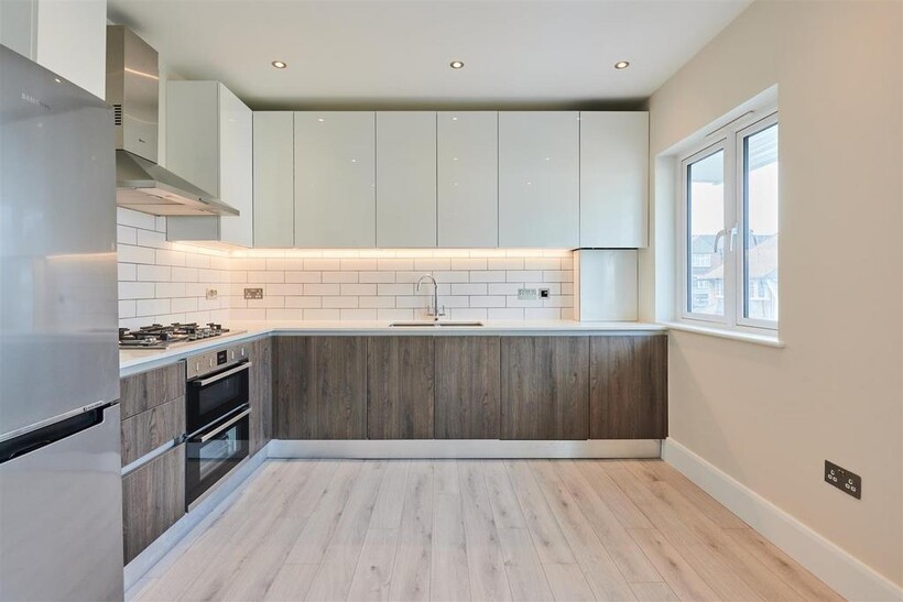 CLIFTON GARDENS, TEMPLE FORTUNE, NW11 2 bed flat to rent - £2,383 pcm (£550 pw)