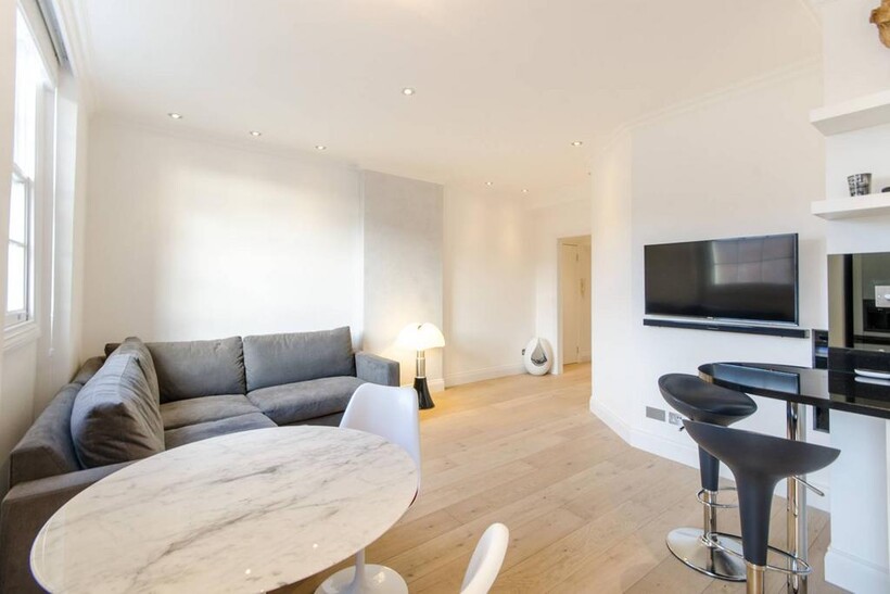 St Georges Drive, Pimlico, London, SW1V 2 bed flat to rent - £3,445 pcm (£795 pw)