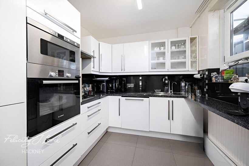 Paragon Road, LONDON 3 bed flat to rent - £3,400 pcm (£785 pw)