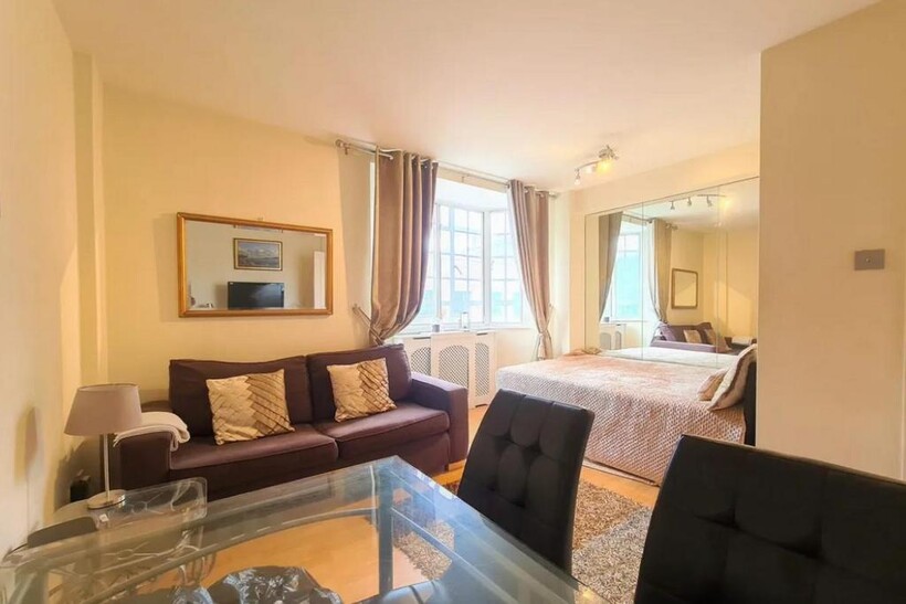 Chelsea Cloisters, Sloane Avenue, London 2 bed flat to rent - £3,150 pcm (£727 pw)