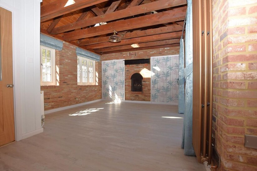 Naphill Common, High Wycombe HP14 3 bed semi-detached house to rent - £2,350 pcm (£542 pw)