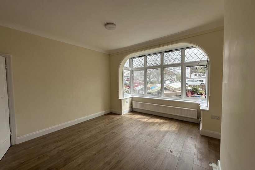 Yeading Lane, Hayes UB4 3 bed bungalow to rent - £3,400 pcm (£785 pw)